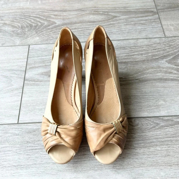 Blondo Tan Ivory Contrasting Colour Leather Peep Toe  Cutout Platform Pumps - Picture 3 of 16